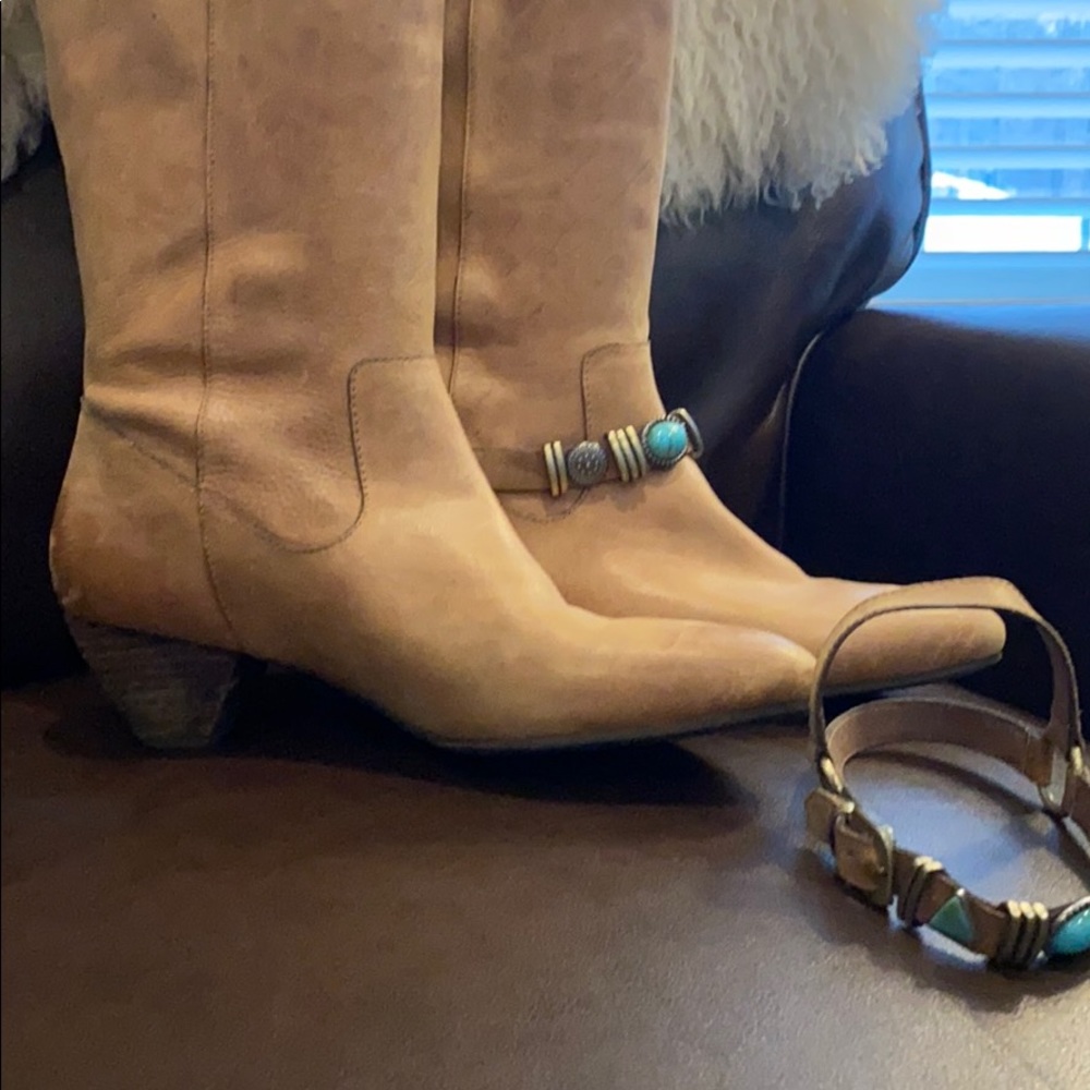 Boots - Picture 8 of 10